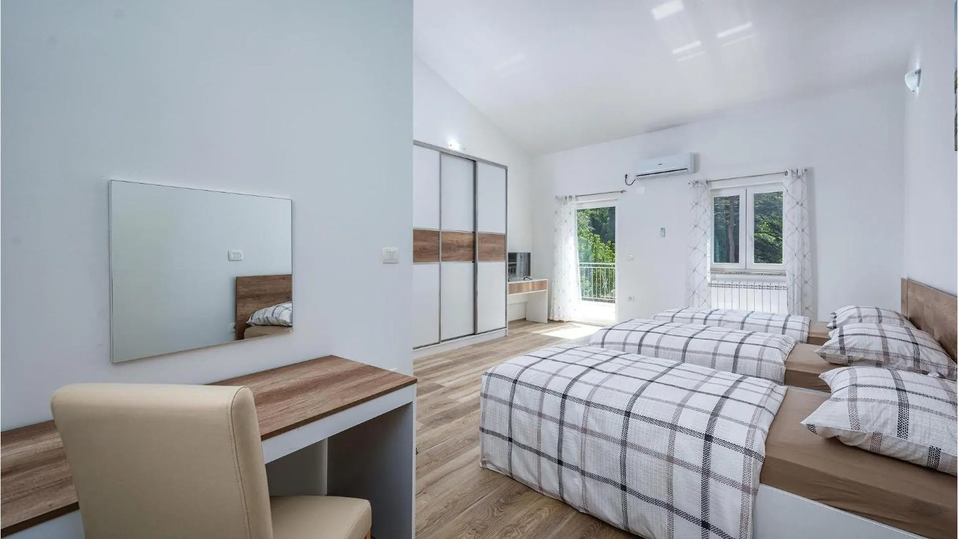 3 Bedroom Amazing Home In Plomin